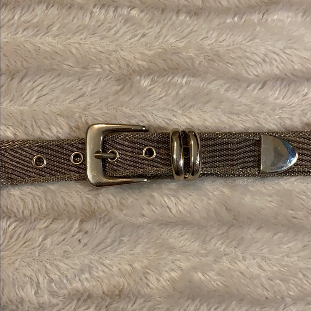 Silver mesh metal belt buckles to close metal belt